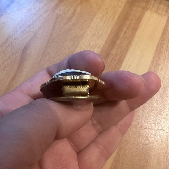 Cameo Vintage 70s Scarf brooch on faux shell gold tone frame - Picture 5 of 6